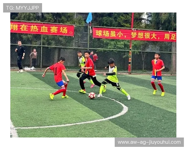 师徒携手共赴绿茵场展现默契足球对决引领运动精神新风潮